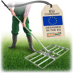 Der handliche Rasen Rakel Edelstahl (75x35 cm) von Fairmo [für sattgrünen Rasen] - Rakel für Rasen inkl. 2 Meter Stiel - Rasenpflege mit Nivellierrechen - Rasenrechen breit Sanden