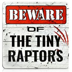 Bigtime Signs Tiny Raptors Hühner-Dekoration, 30,5 x 30,5 cm, Hühnerhof-Dekoration, Hühnerstall-Zubehör für Hühner-Futterspender, Geschenke für Hühnerliebhaber, PVC, 30,5 x 30,5 cm