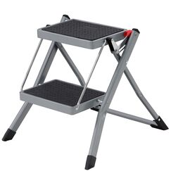 SONGMICS Trittleiter mit 2 Stufen, zusammenklappbar, Trittbreite 20 cm, Gummi, rutschfest, mit Griff, Belastung 150 kg, aus Stahl, Grau und Schwarz GSL002GY01
