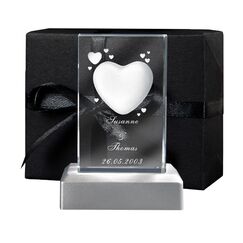 LOOXIS Personalisierte 3D Herz-Gravur im Glas &ndash; versch. Motive, Namen, Wunsch-Text &ndash; Geschenk-Idee zu Weihnachten, Valentinstag, Jahrestag &ndash; f&uuml;r Partner/in, Frauen, M&auml;nner &ndash; M inkl. LED Leuchtsockel