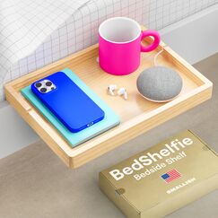 BedShelfie Bettseitiges Nachttischregal f&uuml;r Etagen- & oberes Bett, Studentenwohnheim Essentials, Hochbett-Nachttisch, schwebendes Bettablage-Tablett, Wohnheim-Deko von Smallish - Flexfit Modell, Natur