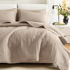 Comfort Spaces Kienna Steppdecken-Set, luxuri&ouml;se doppelseitige N&auml;hte, Sommerdecke, leicht, weich, Ganzjahres-Bettw&auml;sche, passender Kissenbezug, Taupe, Decke f&uuml;r King-Size-Betten (264,2 x 228,6 cm),