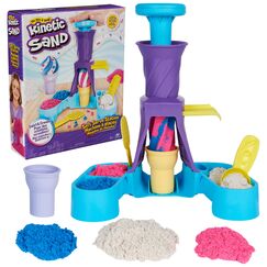 Kinetic Sand Softeis Station - mit 396 g original kinetischem Sand aus Schweden, erf&uuml;llt alle gesetzlichen Anforderungen, mit Zubeh&ouml;r f&uuml;r kreatives Indoor-Sandspiel, f&uuml;r Kinder ab 3 Jahren