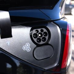 EVify Schutzkappe für CCS-Anschluss magnetisch • Abdeckung schützt den DC Ladeanschluss vor Staub und Feuchtigkeit • passend für Tesla Model S/3/X/Y & andere EVs