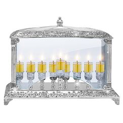 Ner Mitzvah Nickel Öl-Wand-Menorah mit Glaswänden für Standard Chanukah Öl Cups und große Kerzen Alte Jerusalem-Entwurfs-Silber