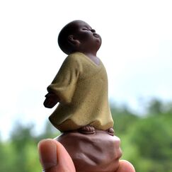 Kingzhuo Kleine niedliche Buddha-Statue aus Keramik, Mönch-Figur, kreative Baby-Bastelpuppen, Ornamente, Geschenk, klassische, chinesische Keramik-Kunst und Handwerk, Teezubehör, 10,2 cm hoch