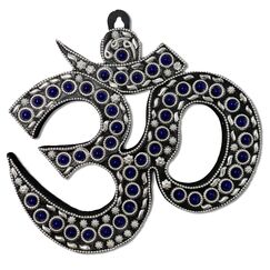 Snadi Skulptur Om, blau-silber, 15,2 cm, 18 x 17 cm, Meditationszubehör, Wandaufhänger mit Haken, Dekoration Hindu mit Metall-Einsätzen und kleinen emaillierten Teilen.