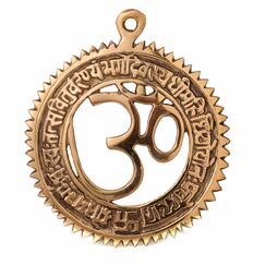 GURU JEE Om Messing Wandaufhängung mit Gayatri Mantra Religiöse Om Messing Wanddeko für Haus Temple Mandir