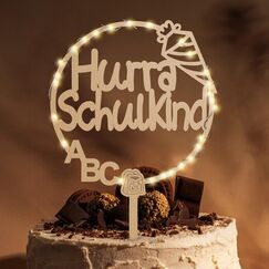 Giftota Cake Topper Schulkind aus Holz mit LED Lichterkette - Tortendeko Einschulung - 2025 Einschulung Deko für Junge Mädchen - Schulanfang Deko