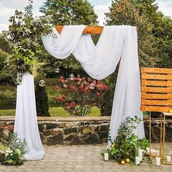 Querbehang Freihanddeko Wei&szlig; Vorhang f&uuml;r Hochzeit - 130 x 550cm Transparente Gardinen Schals Voile Vorhang Hochzeitsbogen Wandbehang Dekoration f&uuml;r Wohnzimmer Hochzeitsfeier Zeremonie B&uuml;hnendekoration