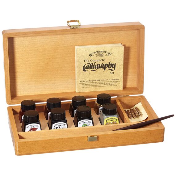 Winsor & Newton 1190193 Kalligraphie Set (8 Zeichentuschen in 14 ml Flaschen, 5 Zeichenfedern, 1 Federhalter und einem A5 Zeichenblock)