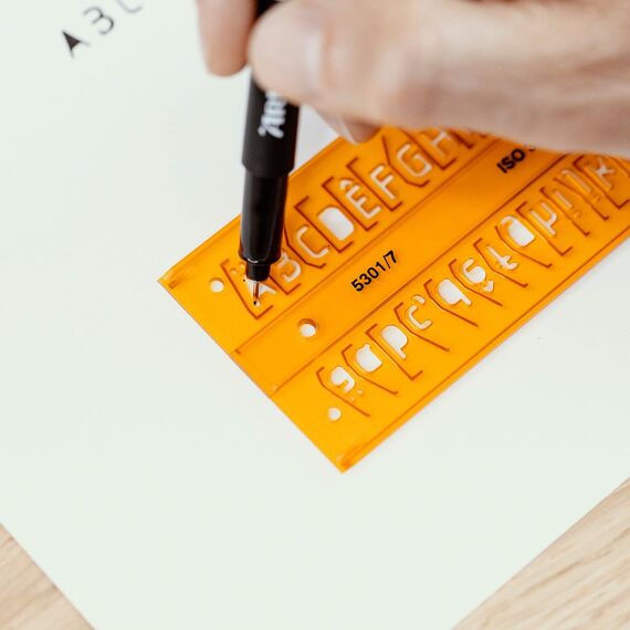 Aristo Isonorm Schriftschablone gerade Mittelschrift (7,0 mm, H-Profil, Typ B, formstabiler PET-Kunststoff) orange-transparent