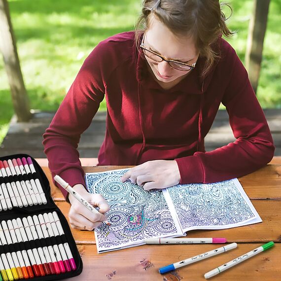 Shuttle Art Dual Brush Pens, 70 bunte doppelköpfige Pinselstifte mit weicher Spitze, zwei Schreibfedern: Fasermaler (1mm) und Fineliner(1-4mm), für Kinder und Erwachsene mit 1 Malbuch zum Schreiben