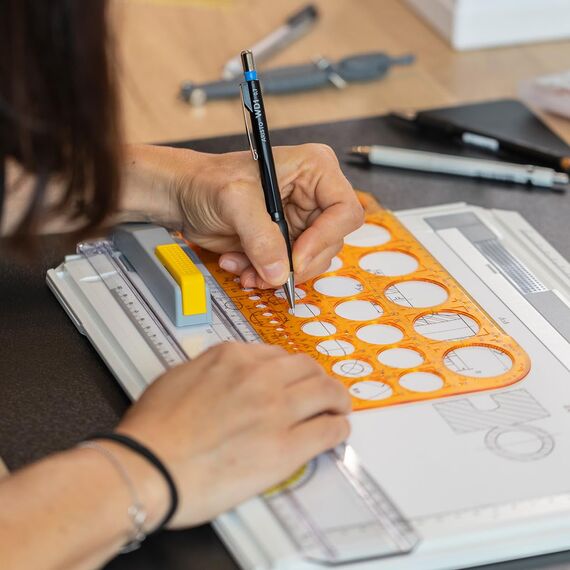 Aristo AH5033 Kreisschablone 1-36mm (45 Kreise, Durchmesser 1 bis 36mm, Tuschenoppen, formstabiler Kunststoff) orange-transparent