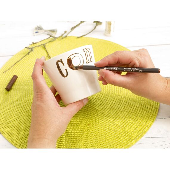 Porzellanstift braun e 4200-1 Stift - Pinselspitze 1-4 mm - Filzstift zum Beschriften u. Dekorieren von Keramik, Porzellan - spülmaschinenfest, lichtechte Tinte, schnell trocknend - edding