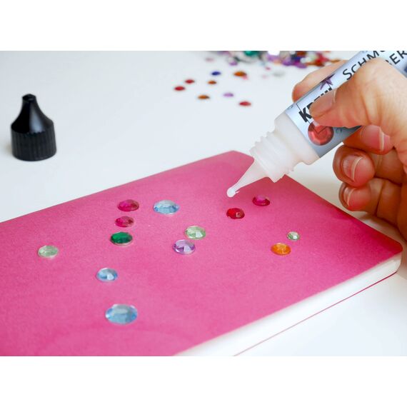 KREUL 49602 - Schmucksteinkleber, 125 ml Flasche, auf Wasserbasis hergestellt, trocknet transparent, mit feiner Düse für punktgenaues Aufkleben der Schmucksteine