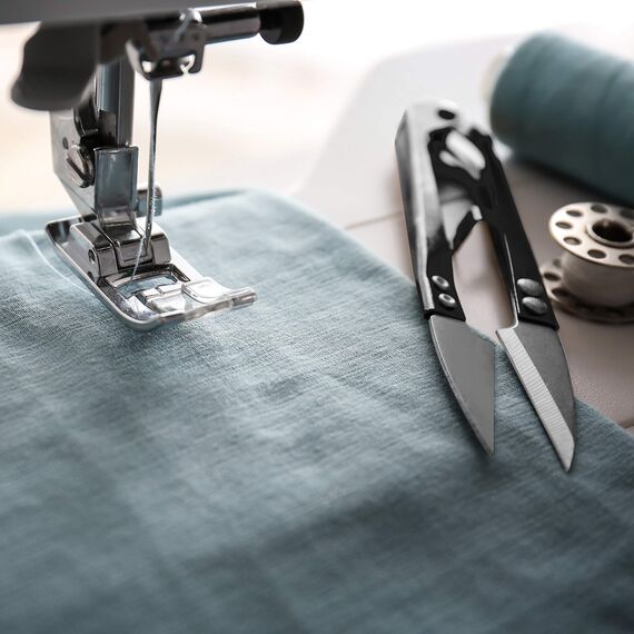 Handi Stitch Schneider Schere mit Fadenschneider - Schneiderschere Stoffschere - Profi Nähschere Stoffschere Scharf 22,86cm aus Edelstahl - Textilschere zum Schneiden und Nähen