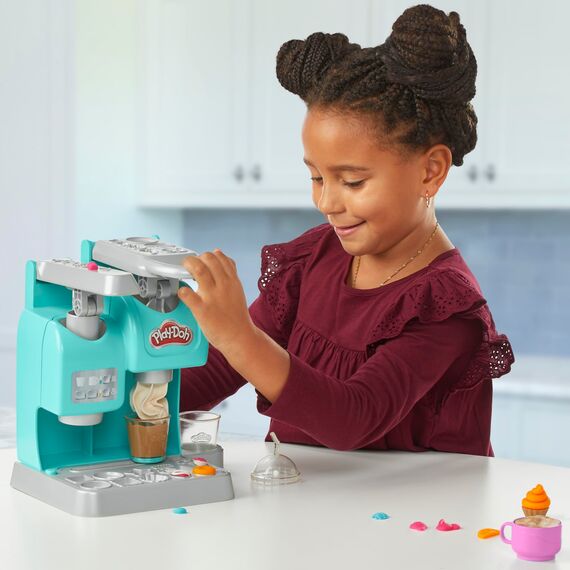 Play-Doh Kitchen Creations Knetspaß Café, Bastel-Set mit Spielzeug-Kaffeemaschine mit 20 Accessoires und 8 Dosen zweifarbige Knete, kreatives für Kinder ab 3 Jahren