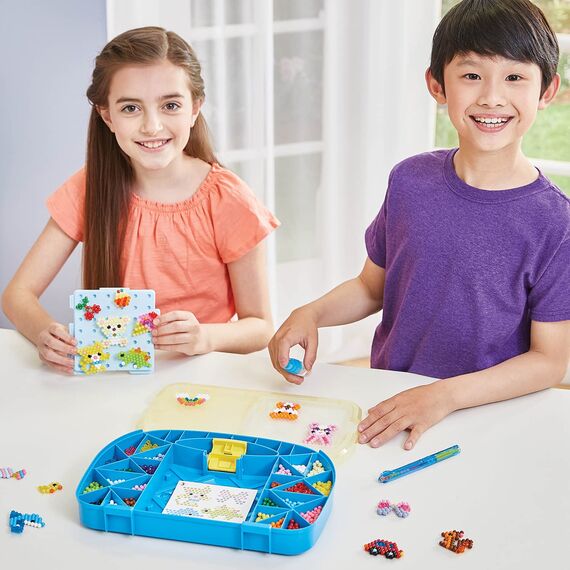 Aquabeads 31912 Starter Set Im Koffer - Bastelset, mit 900 bunten Perlen, einfach mit Wasser besprühen, Kein Bügeln