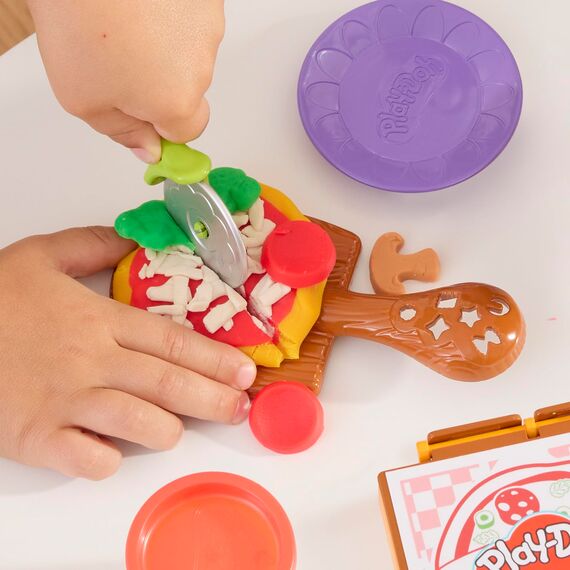 Play-Doh Pizza-Lieferspaß, Scooter und Spielküche, 10 Dosen Knetmasse zum Pizza Backen, Bastel-Set inklusive vieler Accessoires und Werkzeuge, kreative für Kinder ab 3 Jahren