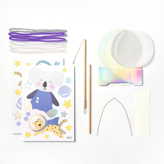 folia 94205 - Laterne Bastelset SPACE SAFARI, ca. 10 x 23 x 33 cm - Bastelmaterial für eine Laterne, gestaltbar als Koala oder Tiger