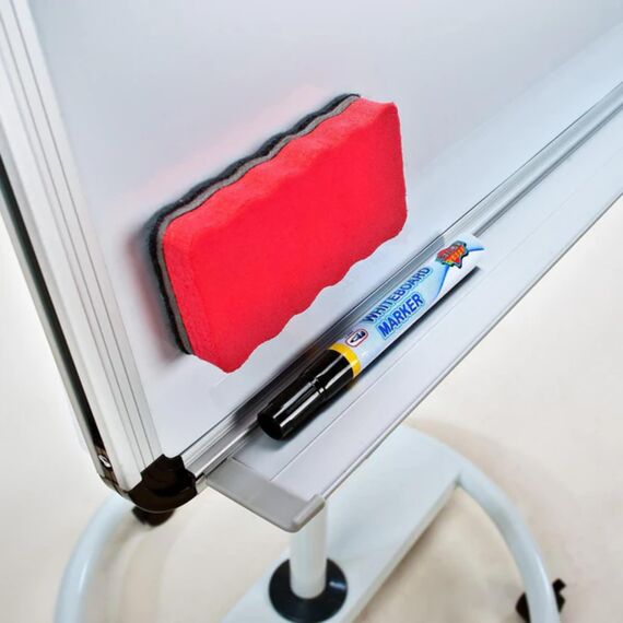 Floordirekt Flipchart mit Rollenfuß, Blockhalter & Seitenarmen - magnetisch & beschreibbar - freistehend & höhenverstellbar - Whiteboard Tafel Magnettafel - Board mit Ablageschale (Shark)