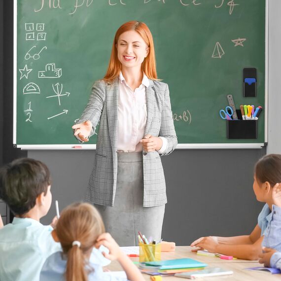 Vyuwast 12 Stück Whiteboard Zubehör, 2 Magnetische Stifthalter mit 2 Whiteboard Schwämmen und 8 Whiteboard Markern, Ideal für Schule, Büro und Metalloberflächen