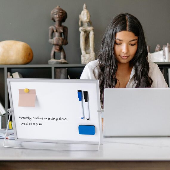 Klein Whiteboard Weekly Planner Magnetic– 40 x 30 cm Wochenplaner abwischbar, tragbarer Double-Sided White board-Ständer für Zuhause, Schule, Küche, Schreibtisch inkl. 10 Stifte, 4 Magnete, 1 Schwamm