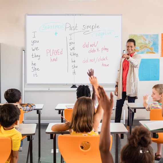 maxtek Whiteboard mit Ständer 150 X 120cm, Doppelseitiges Magnetisches Aluminiumrahmen Mobiles Whiteboard mit Stifte, Schwämme, Tafellöscher