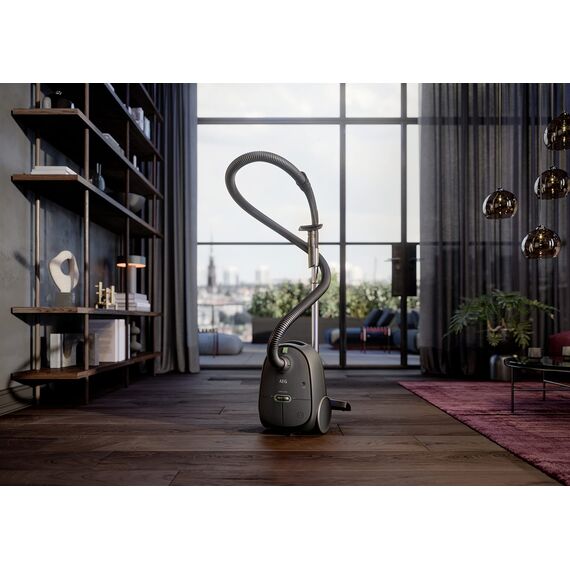 AEG CLEAN 6000 ÖKO Staubsauger mit Beutel, Hohe Saugleistung, Zusatzdüsen, XL-Räder, Edelstahl-Teleskoprohr, aus 65% Recyclingmaterial, 12 m Kabel, 850 Watt, Zubehör, Grau, AB61C1OKO