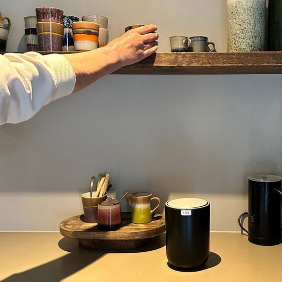 EKO Mini Tischmülleimer mit deckel, 1,5 L Kosmetikeimer Schwarz, Kleiner Tischabfalleimer für Bad, Schreibtisch, Schlafzimmer oder Auto, Mülleimer mit Edelstahl-Sockel, Small Table Bin, Papierkorb