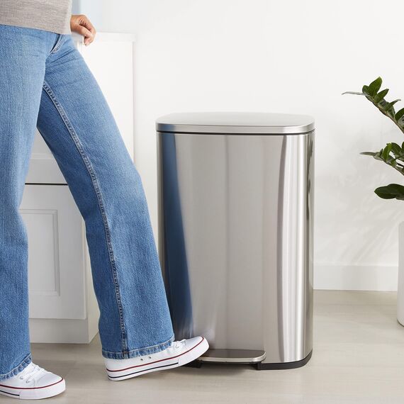 Amazon Basics Rechteckig 50 l Mülleimer für die Küche mit Stahlrohrpedal - Sanft Schließend mit Deckel, für Küche, Bad oder Büro, 13.2 gallons, Satiniertes Nickel