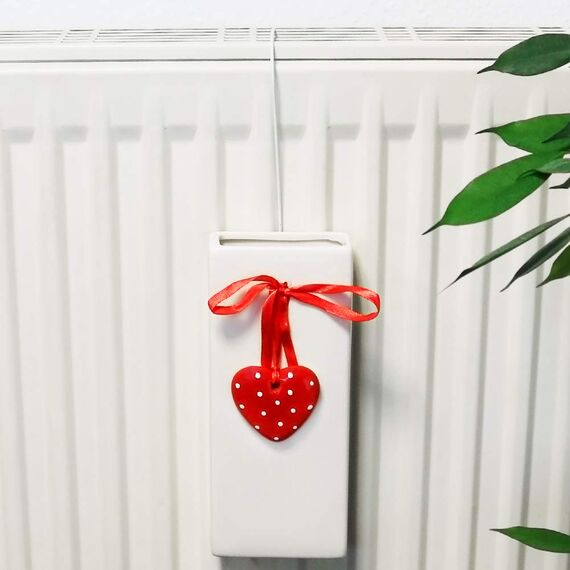 com-four® 3x Luftbefeuchter Heizung - Heizkörper Luftbefeuchter in weiß - Heizung Wasserverdunster aus Keramik mit Herz-Deko (3 Stück - Deko Herzen)