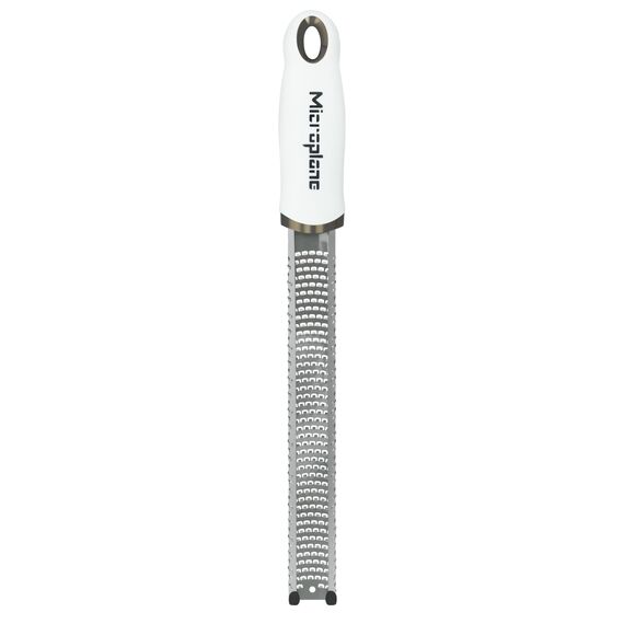 Microplane Zester Küchenreibe in Weiß für Zitrusfrüchte, Hartkäse, Ingwer, Schokolade & Muskatnuss mit feiner Edelstahlklinge - Made in USA