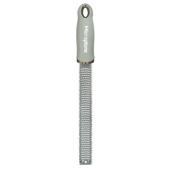 Microplane Zester Küchenreibe in Salbei-Grün für Zitrusfrüchte, Parmesan, Ingwer, Schokolade & Muskatnuss mit feiner Edelstahlklinge - Made in USA