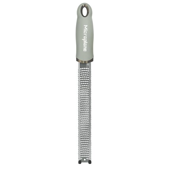 Microplane Zester Küchenreibe in Salbei-Grün für Zitrusfrüchte, Parmesan, Ingwer, Schokolade & Muskatnuss mit feiner Edelstahlklinge - Made in USA