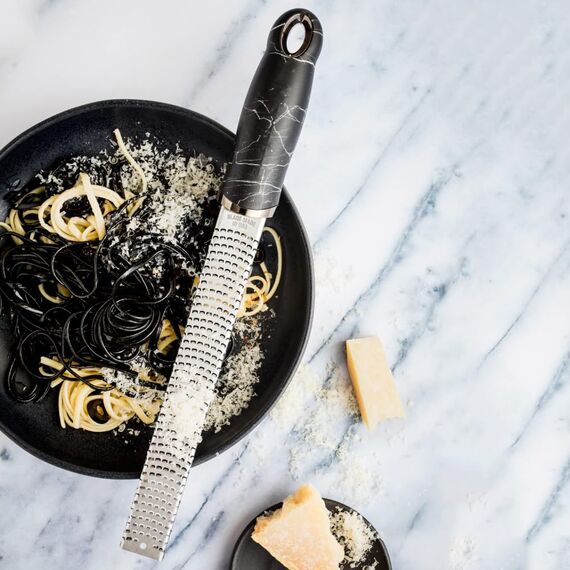 Microplane Zester Küchenreibe in Black Marble für Zitrusfrüchte, Parmesan, Ingwer, Schokolade & Muskatnuss mit feiner Edelstahlklinge - Made in USA