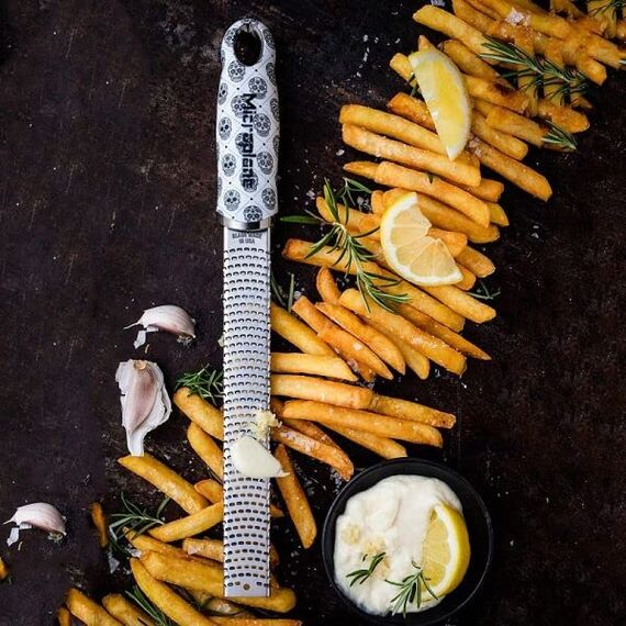 Microplane Zester Küchenreibe in Skull für Zitrusfrüchte, Parmesan, Ingwer, Schokolade & Muskatnuss mit feiner Edelstahlklinge - Made in USA