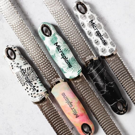 Microplane Zester Küchenreibe in Safari für Zitrusfrüchte, Parmesan, Ingwer, Schokolade & Muskatnuss mit feiner Edelstahlklinge - Made in USA