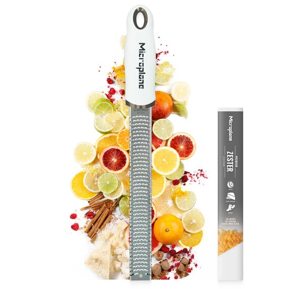 Microplane Zester Küchenreibe in Weiß für Zitrusfrüchte, Hartkäse, Ingwer, Schokolade & Muskatnuss mit feiner Edelstahlklinge - Made in USA
