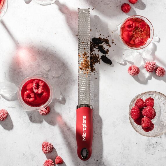 Microplane Zester Küchenreibe in Granatapfelrot für Zitrusfrüchte, Parmesan, Ingwer, Schokolade & Muskatnuss mit feiner Edelstahlklinge - Made in USA