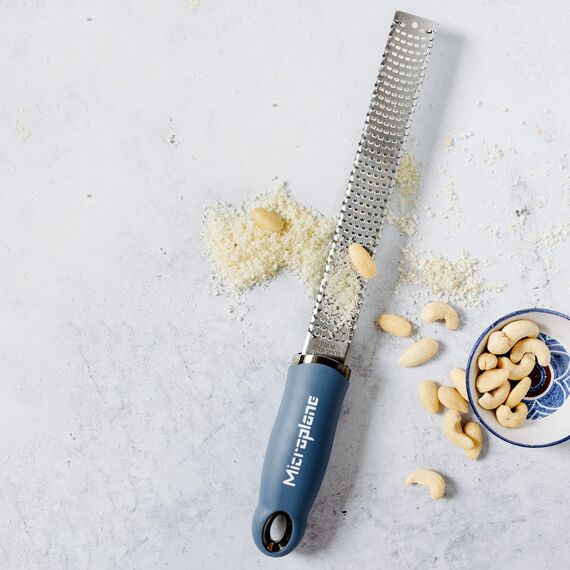 Microplane Zester Küchenreibe in Denim-Blau für Zitrusfrüchte, Parmesan, Ingwer, Schokolade & Muskatnuss mit feiner Edelstahlklinge - Made in USA