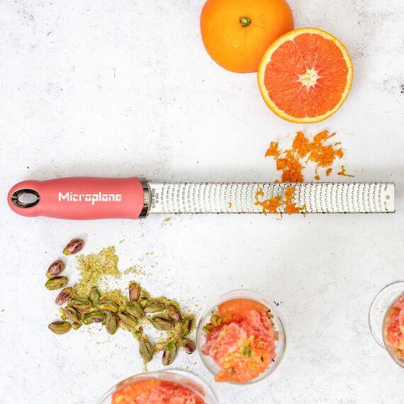 Microplane Zester Küchenreibe in Lippenstift-Pink für Zitrusfrüchte, Parmesan, Ingwer, Schokolade & Muskatnuss mit feiner Edelstahlklinge - Made in USA