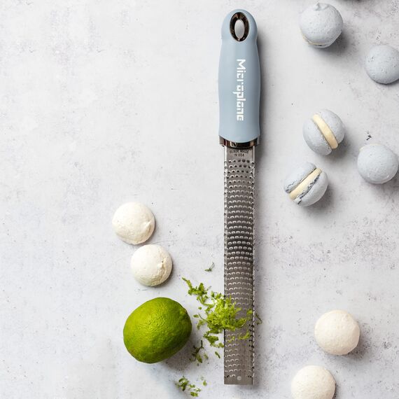 Microplane Zester Küchenreibe in Küstenblau für Zitrusfrüchte, Parmesan, Ingwer, Schokolade & Muskatnuss mit feiner Edelstahlklinge - Made in USA