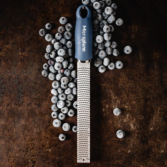 Microplane Zester Küchenreibe in Denim-Blau für Zitrusfrüchte, Parmesan, Ingwer, Schokolade & Muskatnuss mit feiner Edelstahlklinge - Made in USA