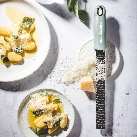 Microplane Zester Küchenreibe in Eukalyptus-Grün für Zitrusfrüchte, Parmesan, Ingwer, Schokolade & Muskatnuss mit feiner Edelstahlklinge - Made in USA