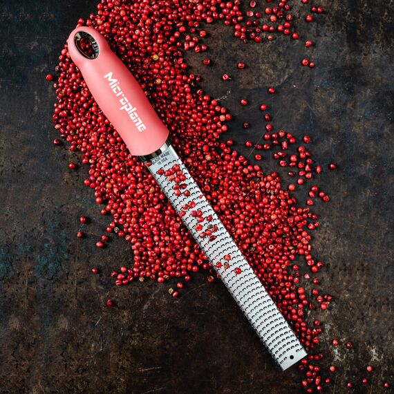 Microplane Zester Küchenreibe in Lippenstift-Pink für Zitrusfrüchte, Parmesan, Ingwer, Schokolade & Muskatnuss mit feiner Edelstahlklinge - Made in USA