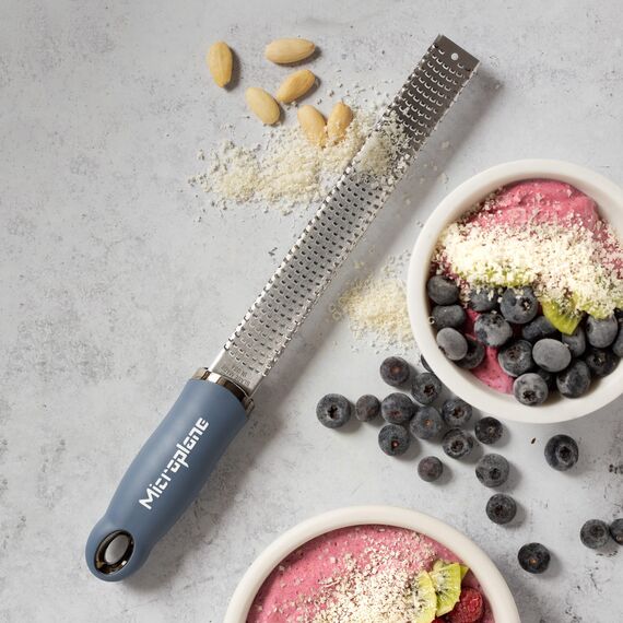Microplane Zester Küchenreibe in Denim-Blau für Zitrusfrüchte, Parmesan, Ingwer, Schokolade & Muskatnuss mit feiner Edelstahlklinge - Made in USA