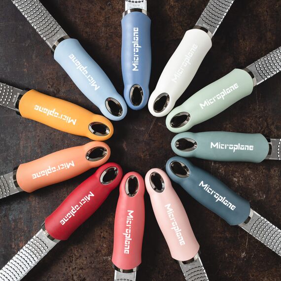 Microplane Zester Küchenreibe in Anthrazit-Grau für Zitrusfrüchte, Parmesan, Ingwer, Schokolade & Muskatnuss mit feiner Edelstahlklinge - Made in USA