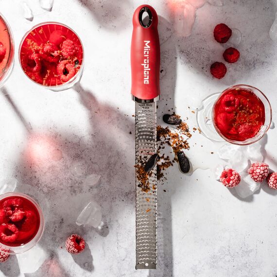 Microplane Zester Küchenreibe in Granatapfelrot für Zitrusfrüchte, Parmesan, Ingwer, Schokolade & Muskatnuss mit feiner Edelstahlklinge - Made in USA